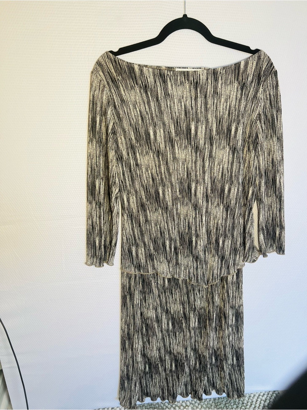 Maggy London Black and White Textured Stretch Long Sleeve 2 Piece Set